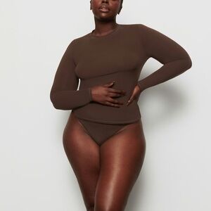 SKIMS FITS EVERYBODY LONG SLEEVE T-SHIRT COCOA XS
